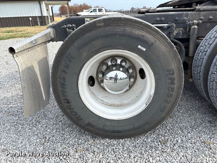 image for item EM6193 2019 Peterbilt 579 semi truck