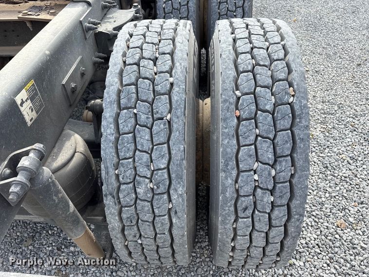 image for item EM6193 2019 Peterbilt 579 semi truck