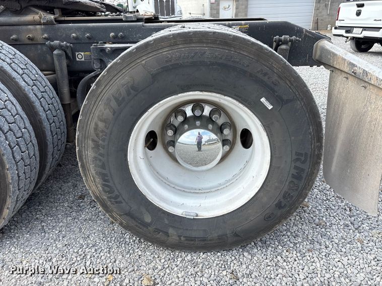 image for item EM6193 2019 Peterbilt 579 semi truck