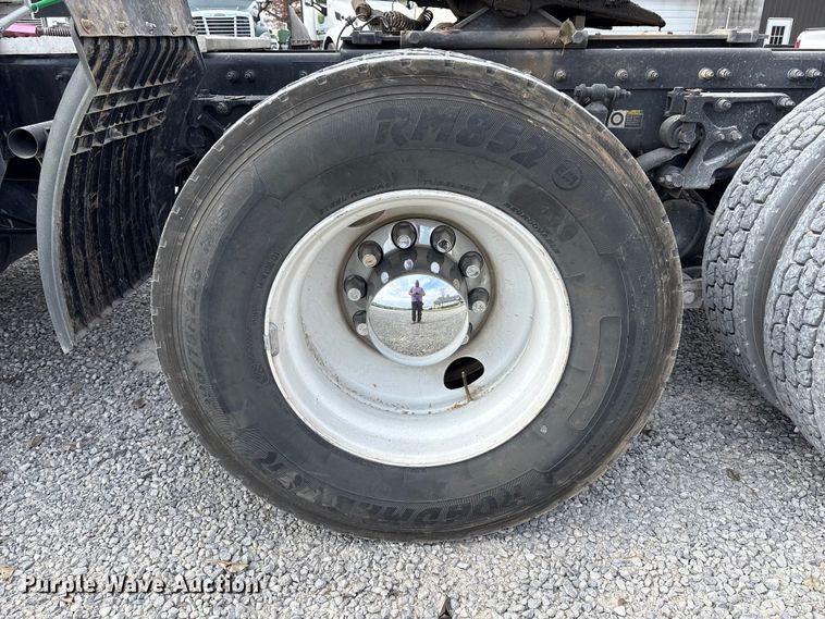 image for item EM6193 2019 Peterbilt 579 semi truck