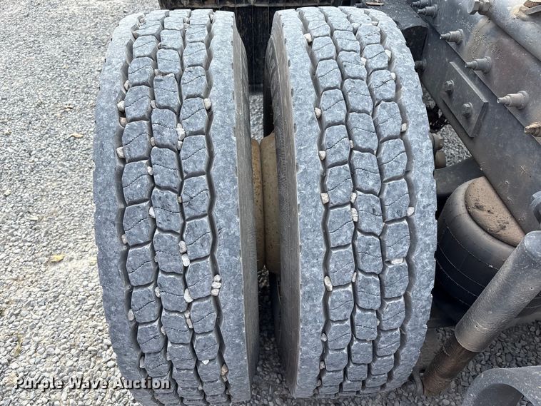 image for item EM6193 2019 Peterbilt 579 semi truck