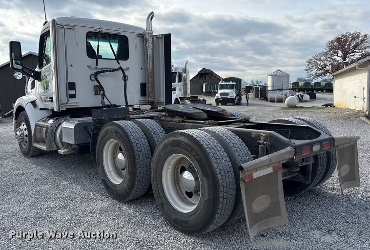 image for item EM6195 2019 Peterbilt 579 semi truck