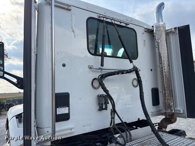 image for item EM6195 2019 Peterbilt 579 semi truck