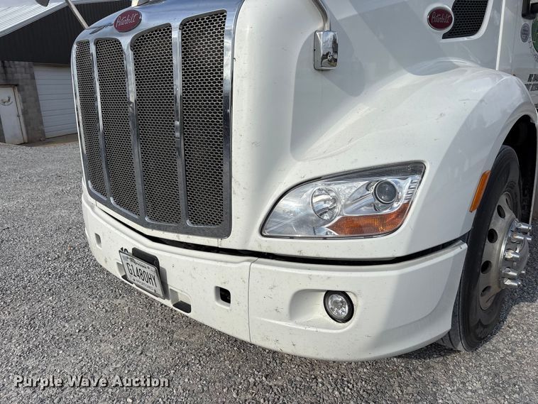 image for item EM6195 2019 Peterbilt 579 semi truck