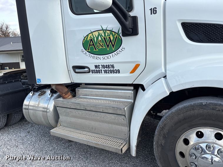 image for item EM6195 2019 Peterbilt 579 semi truck