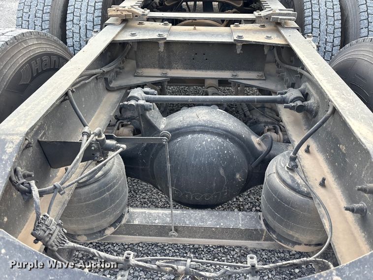 image for item EM6195 2019 Peterbilt 579 semi truck