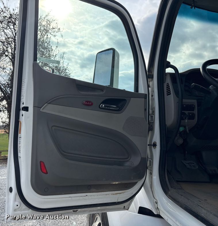 image for item EM6195 2019 Peterbilt 579 semi truck