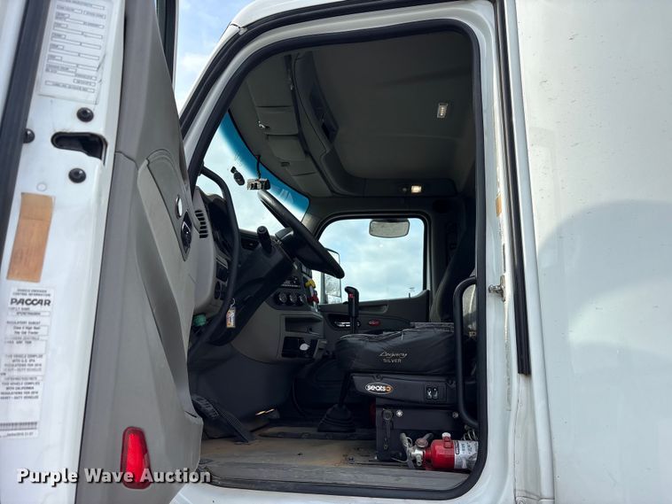 image for item EM6195 2019 Peterbilt 579 semi truck