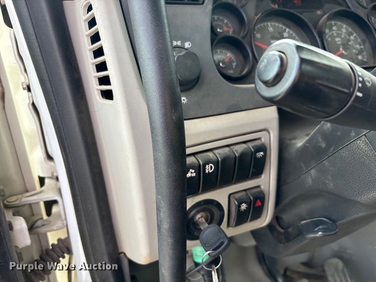 image for item EM6195 2019 Peterbilt 579 semi truck