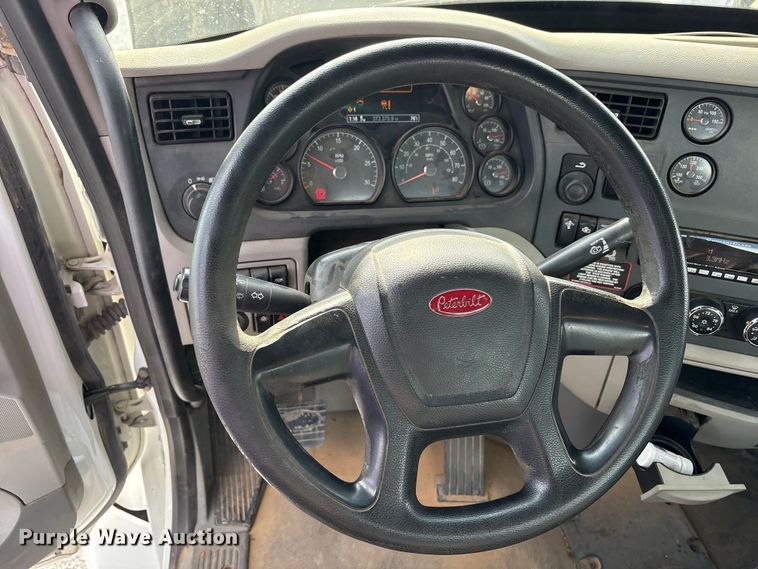 image for item EM6195 2019 Peterbilt 579 semi truck