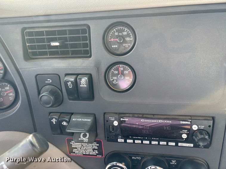 image for item EM6195 2019 Peterbilt 579 semi truck