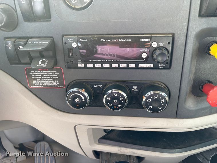 image for item EM6195 2019 Peterbilt 579 semi truck