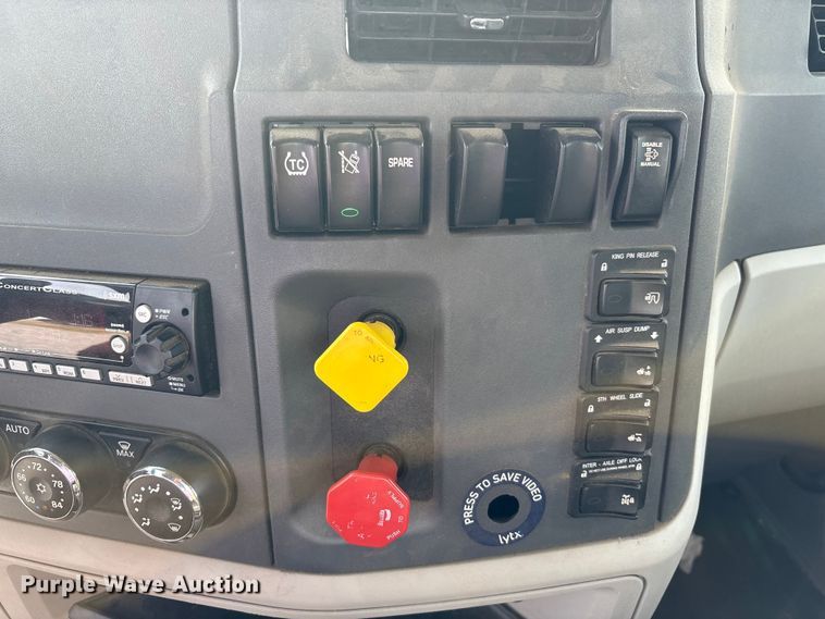 image for item EM6195 2019 Peterbilt 579 semi truck