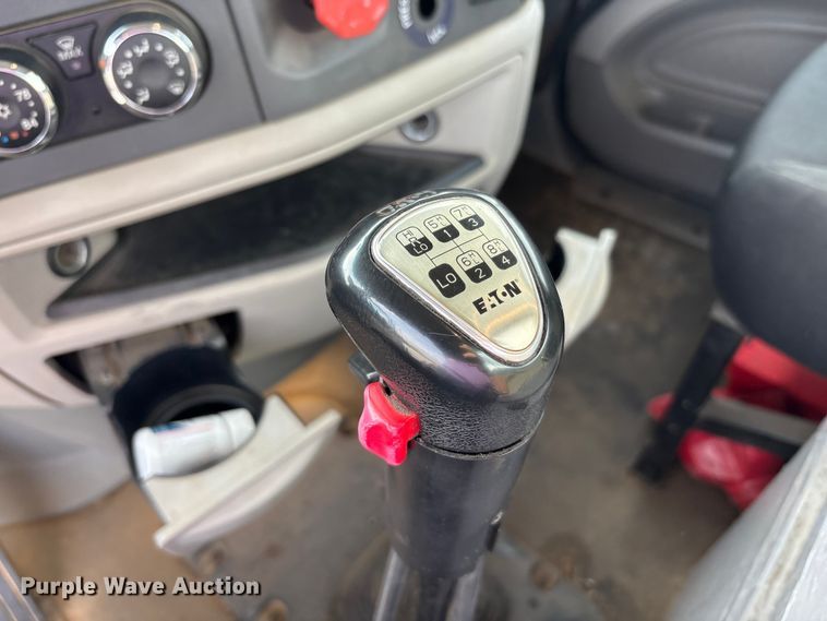 image for item EM6195 2019 Peterbilt 579 semi truck