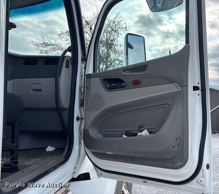 image for item EM6195 2019 Peterbilt 579 semi truck