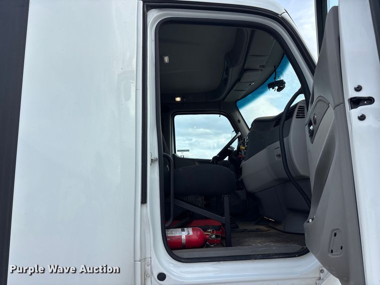 image for item EM6195 2019 Peterbilt 579 semi truck