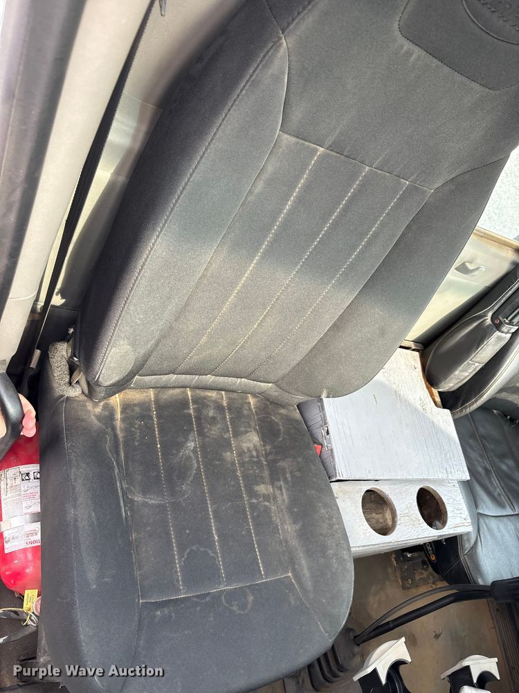 image for item EM6195 2019 Peterbilt 579 semi truck