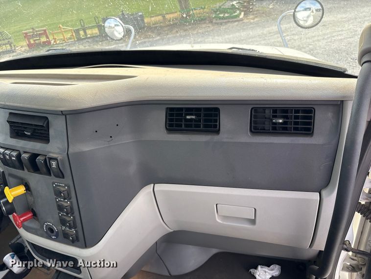 image for item EM6195 2019 Peterbilt 579 semi truck