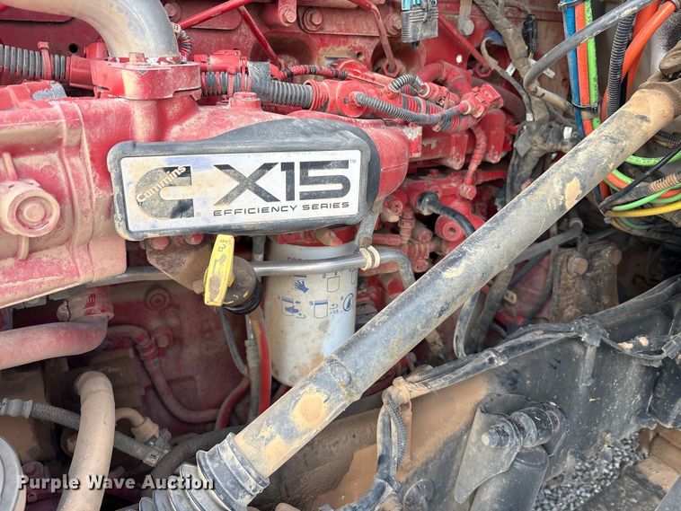 image for item EM6195 2019 Peterbilt 579 semi truck