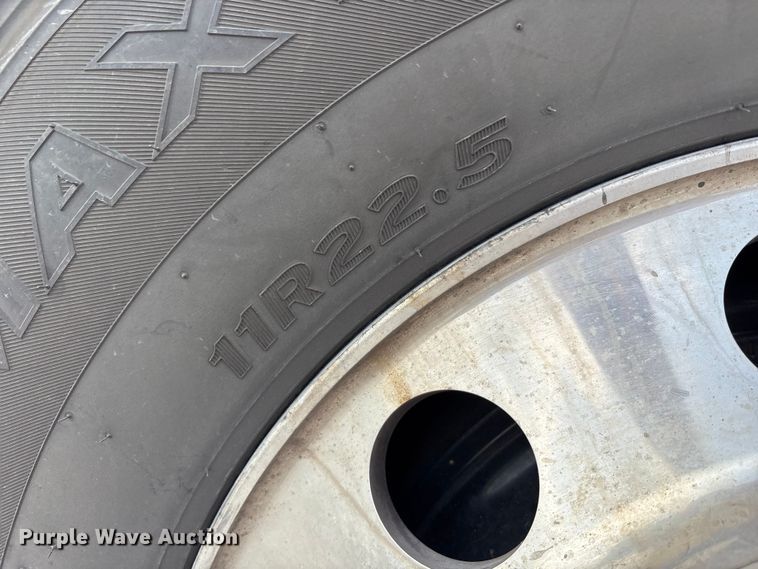 image for item EM6195 2019 Peterbilt 579 semi truck