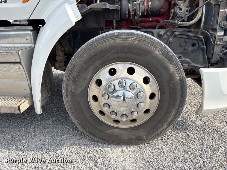 image for item EM6195 2019 Peterbilt 579 semi truck