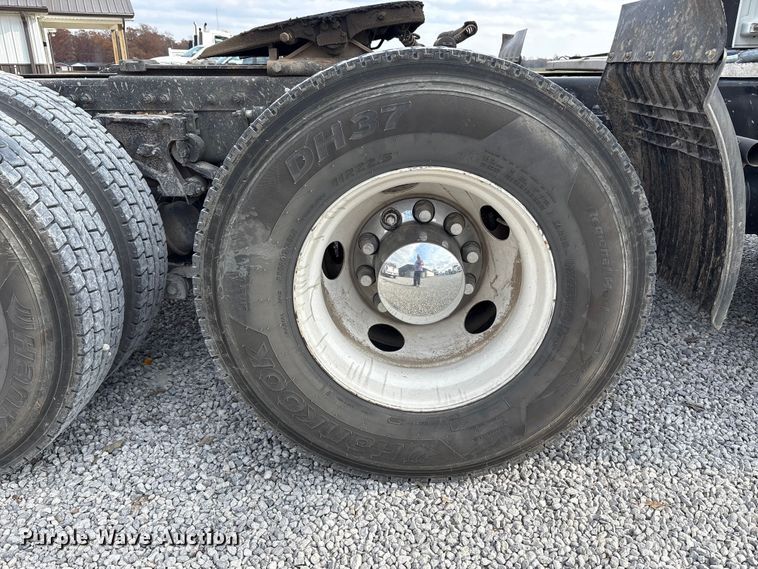 image for item EM6195 2019 Peterbilt 579 semi truck