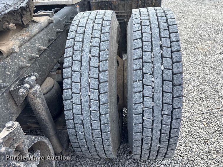 image for item EM6195 2019 Peterbilt 579 semi truck