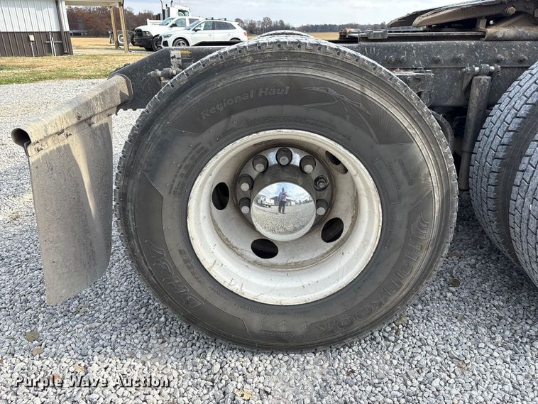 image for item EM6195 2019 Peterbilt 579 semi truck