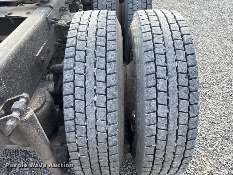 image for item EM6195 2019 Peterbilt 579 semi truck