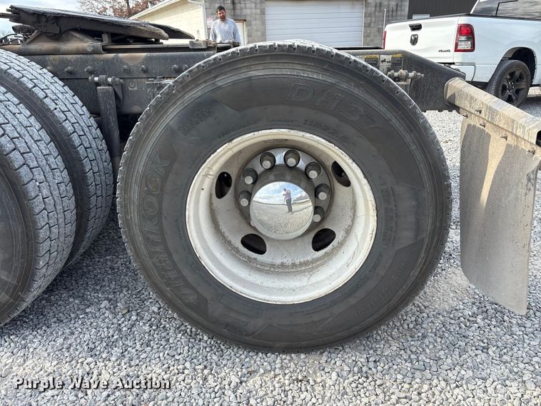 image for item EM6195 2019 Peterbilt 579 semi truck