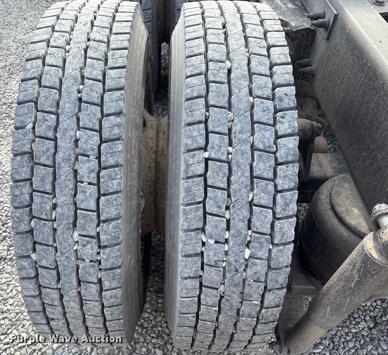 image for item EM6195 2019 Peterbilt 579 semi truck