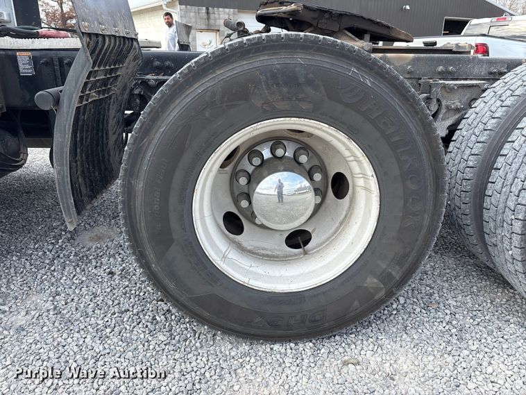 image for item EM6195 2019 Peterbilt 579 semi truck