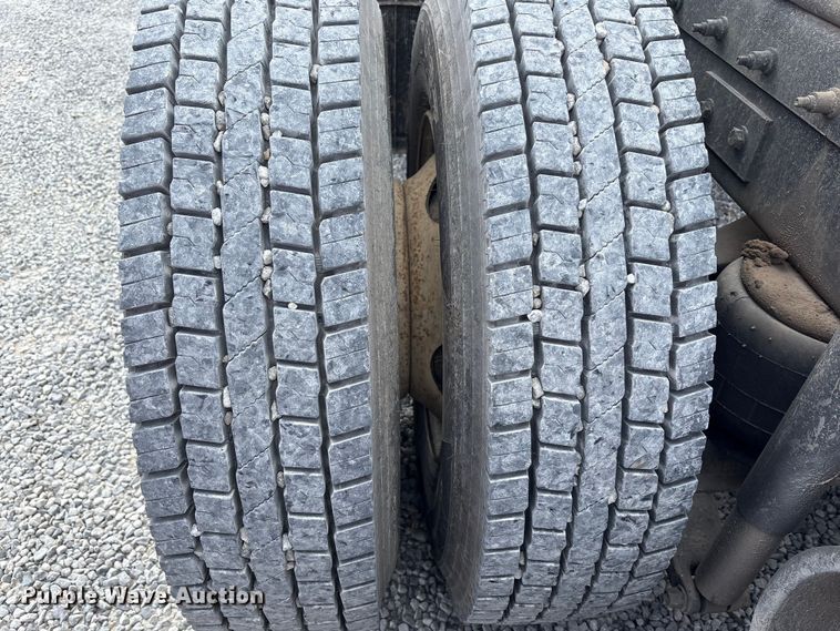 image for item EM6195 2019 Peterbilt 579 semi truck