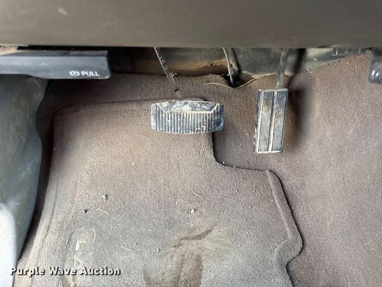 image for item EN0105 2002 Ford F350 Crew Cab bale bed pickup truck