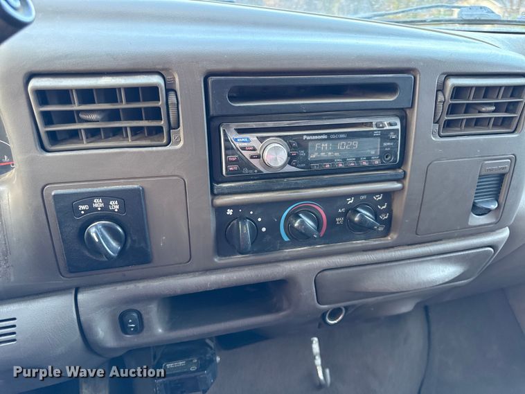 image for item EN0105 2002 Ford F350 Crew Cab bale bed pickup truck