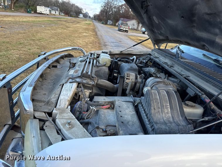 image for item EN0105 2002 Ford F350 Crew Cab bale bed pickup truck