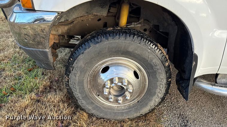 image for item EN0105 2002 Ford F350 Crew Cab bale bed pickup truck