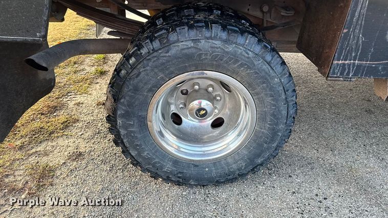 image for item EN0105 2002 Ford F350 Crew Cab bale bed pickup truck