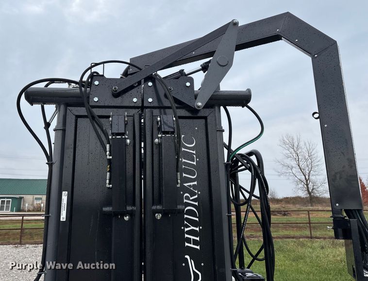 image for item EN5826 RBW Rancher XL livestock squeeze chute