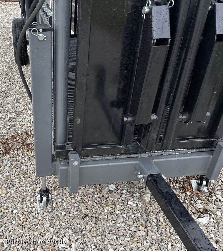 image for item EN5826 RBW Rancher XL livestock squeeze chute