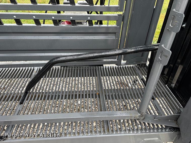 image for item EN5826 RBW Rancher XL livestock squeeze chute