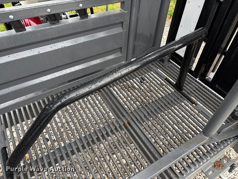 image for item EN5826 RBW Rancher XL livestock squeeze chute