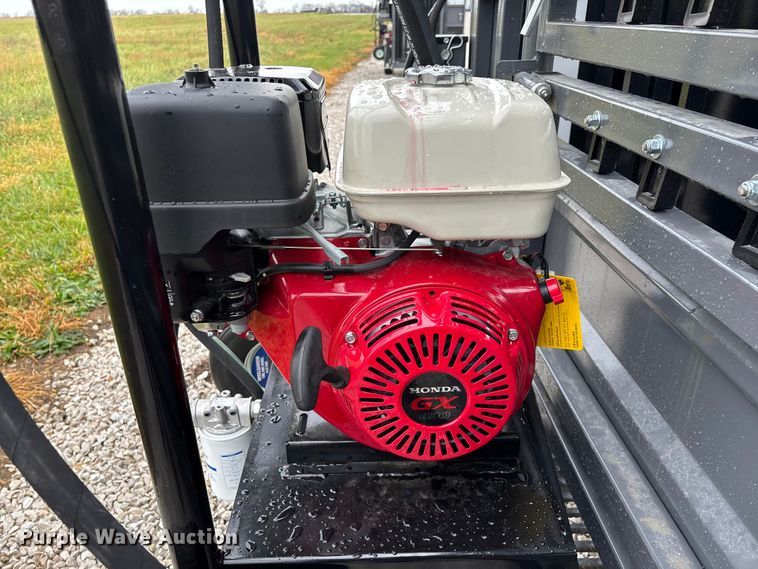 image for item EN5826 RBW Rancher XL livestock squeeze chute