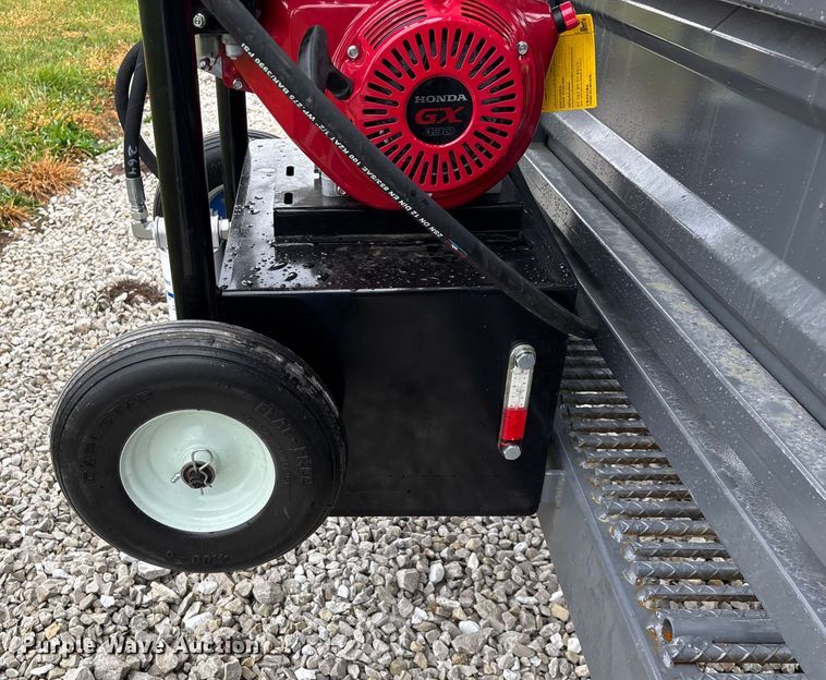 image for item EN5826 RBW Rancher XL livestock squeeze chute