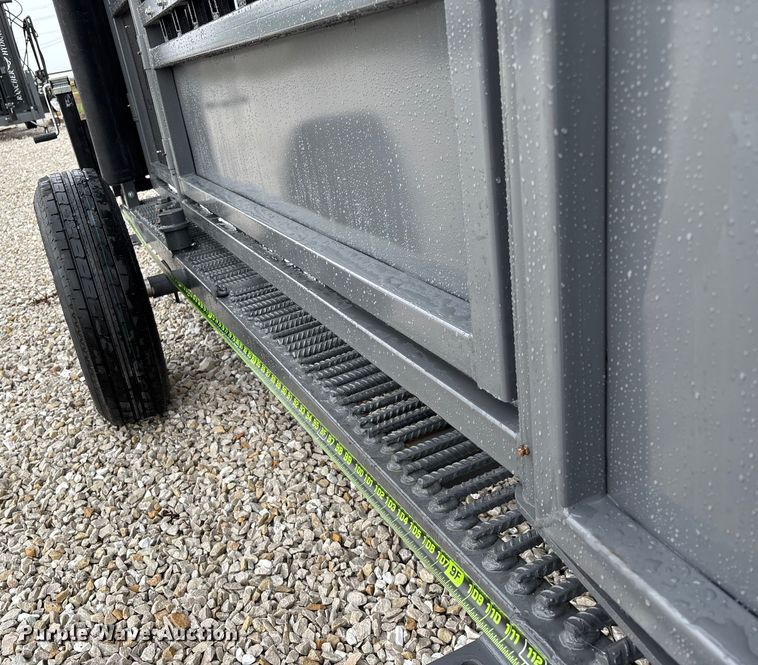 image for item EN5827 RBW Rancher livestock squeeze chute