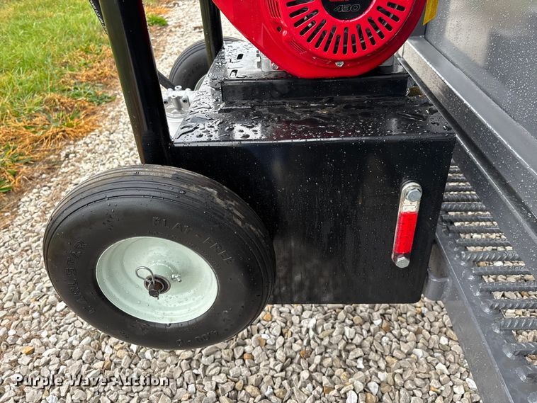 image for item EN5827 RBW Rancher livestock squeeze chute