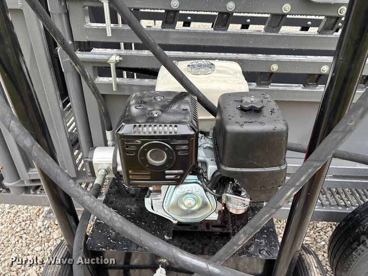 image for item EN5827 RBW Rancher livestock squeeze chute