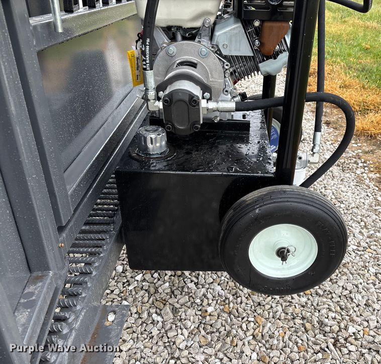 image for item EN5827 RBW Rancher livestock squeeze chute