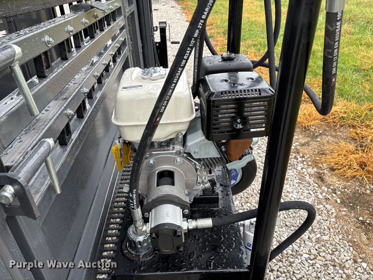 image for item EN5827 RBW Rancher livestock squeeze chute