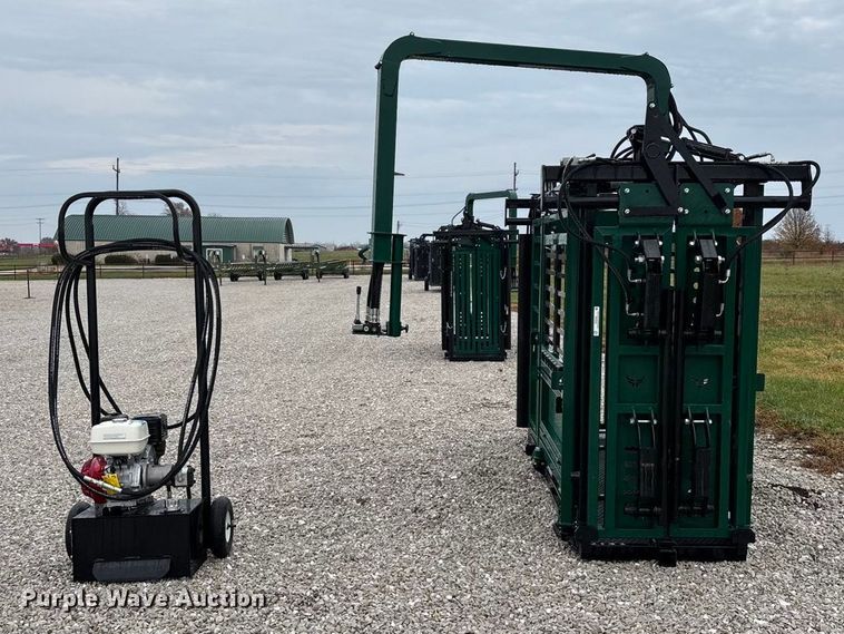 image for item EN5828 Regal livestock squeeze chute